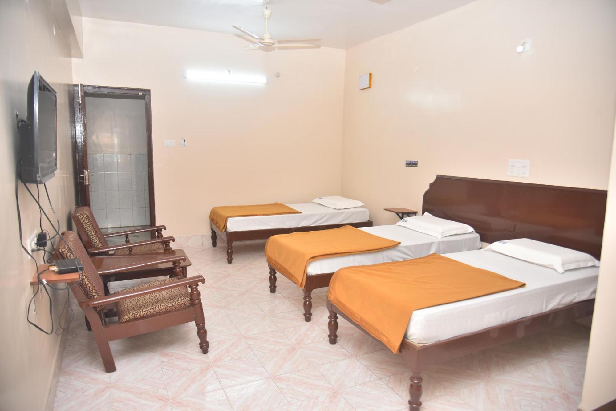 Arihanth Deluxe Lodge Shimoga Bagian luar foto