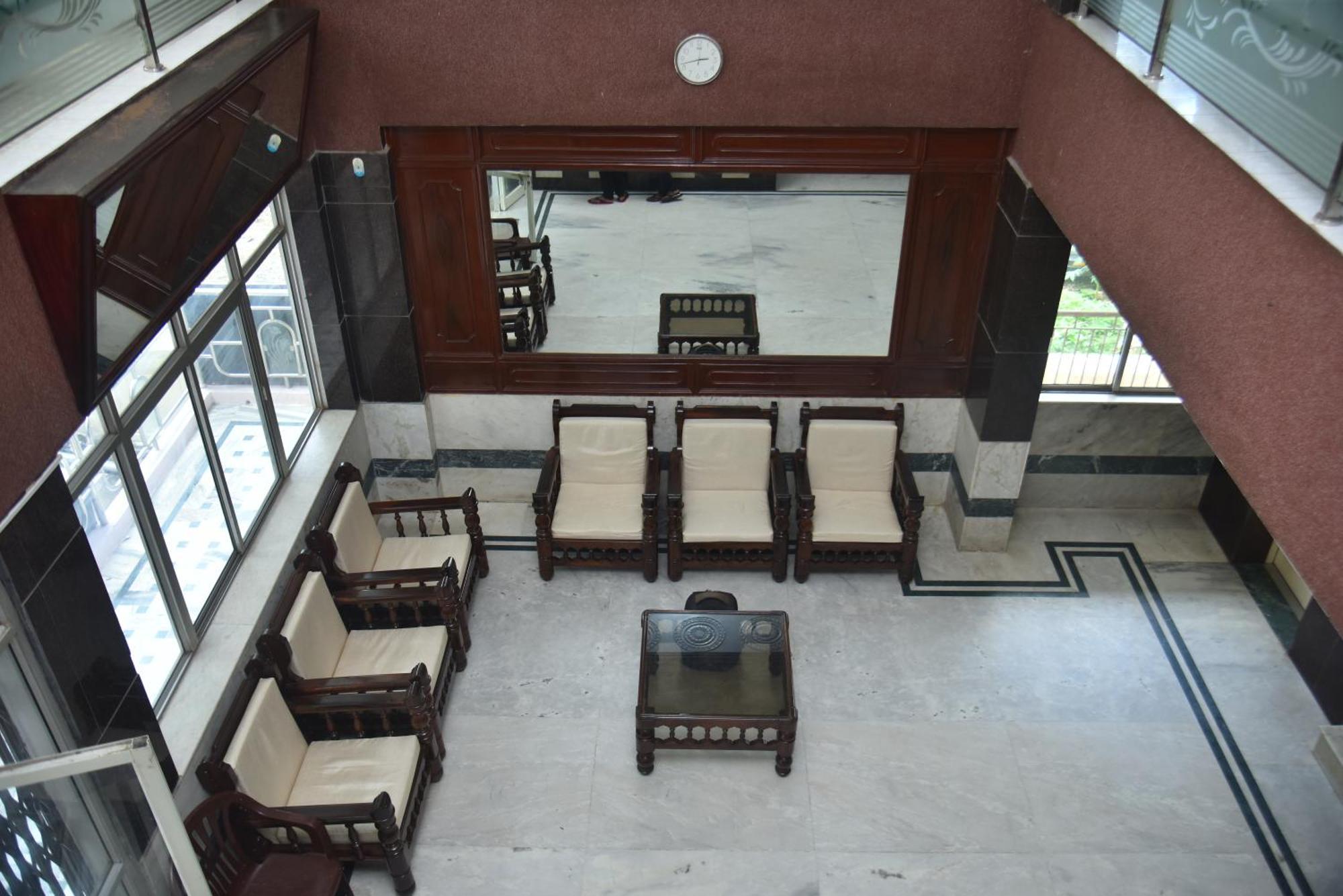 Arihanth Deluxe Lodge Shimoga Bagian luar foto