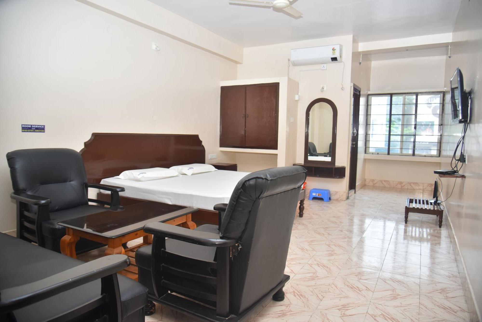 Arihanth Deluxe Lodge Shimoga Bagian luar foto