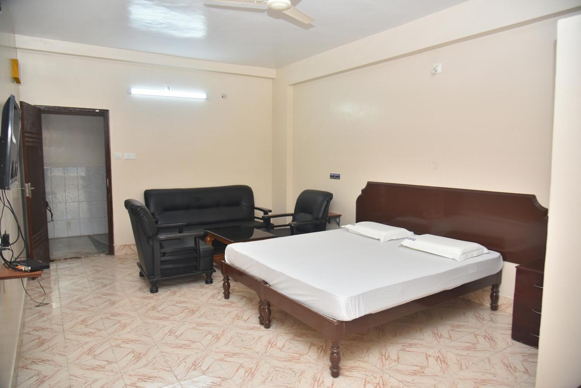 Arihanth Deluxe Lodge Shimoga Bagian luar foto